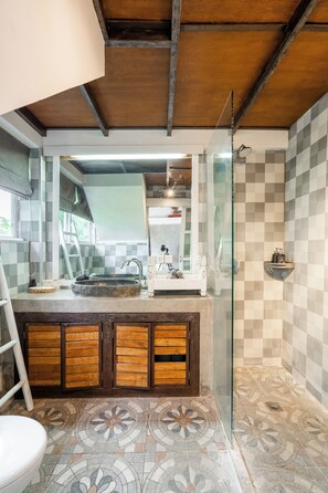 Shower, free toiletries, hair dryer, towels - Lolo Apartment by Betterplace (Canggu)