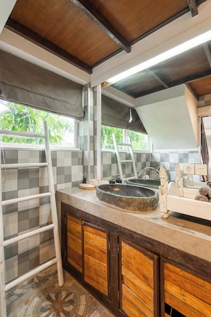 تجهيزات دش، مستلزمات مجانية للعناية الشخصية، مجففات شعر، مناشف