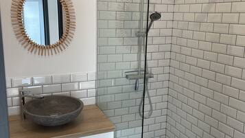 Douche, sĂšche-cheveux, serviettes fournies, savon