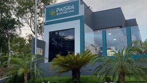 A modern building with a sign reading "Pousada Alter Para Todos". - POUSADA ALTER PARA TODOS (Santarem)