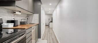 Luxurious 1Bedroom / 2 Bed / 1Bath Apartment with WFH Setup