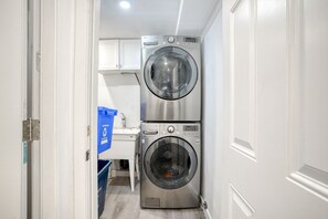 Interior - Luxurious 1Bedroom / 2 Bed / 1Bath Apartment with WFH Setup (Cambridge)