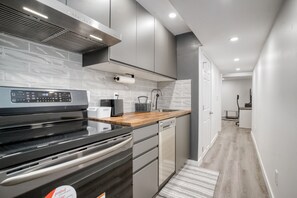 Fridge, microwave, oven, stovetop - Luxurious 1Bedroom / 2 Bed / 1Bath Apartment with WFH Setup (Cambridge)