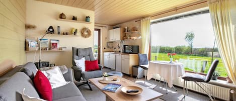 Een televisie en een stereo