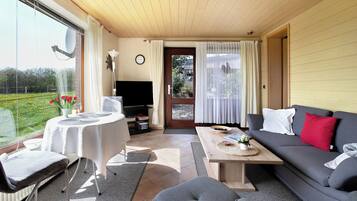 Una televisión, un reproductor estéreo