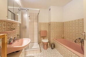 Bruser, hårtørrer, håndklæder