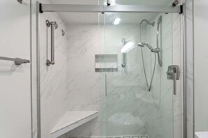 Dusche, Haartrockner, Handtücher, Seife