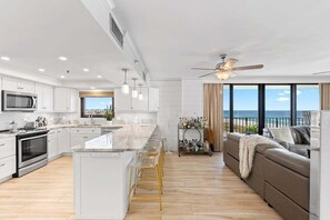 Refrigerador, microondas, horno, placa de cocina