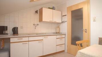 KĂŒhlschrank, Mikrowelle, Ofen, Herdplatte