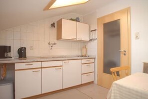Fridge, microwave, oven, stovetop - Apartment 'Haus Rappolder - Ferienwohnung' with Mountain View, Private Garden and Wi-Fi (Mittenwald)