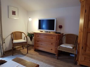 Interior - Apartment 'Haus Rappolder - Ferienwohnung' with Mountain View, Private Garden and Wi-Fi (Mittenwald)
