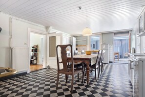 Dining - Apartment 'Idyllisches Bauernhaus Am See' with Lake View, Private Terrace and Wi-Fi (Zeetze)