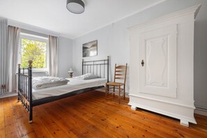 5 bedrooms, desk, iron/ironing board, free WiFi
