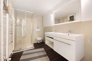Een douche, gratis toiletartikelen, een haardroger, handdoeken