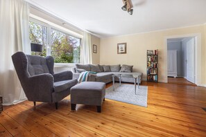 TV, fireplace, DVD player, ping pong - Apartment 'Idyllisches Bauernhaus Am See' with Lake View, Private Terrace and Wi-Fi (Zeetze)