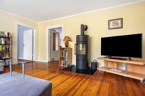 Televisión, chimenea, reproductor de DVD y tenis de mesa 