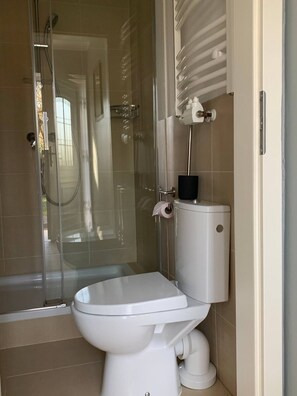 Shower, free toiletries, hair dryer, towels - Apartment 'Zwei Zimmer Elbtalaue' with Private Garden and Wi-Fi (Zeetze)