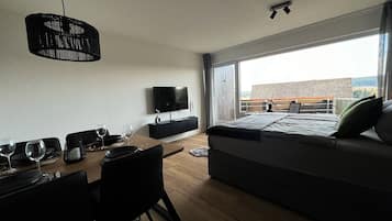 2 makuuhuonetta, työpöytÀ, ilmainen Wi-Fi, vuodevaatteet