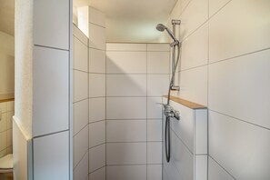 Dusche, kostenlose Toilettenartikel, Haartrockner, Handtücher