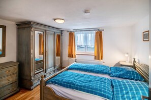 4 bedrooms, iron/ironing board, free WiFi, bed sheets