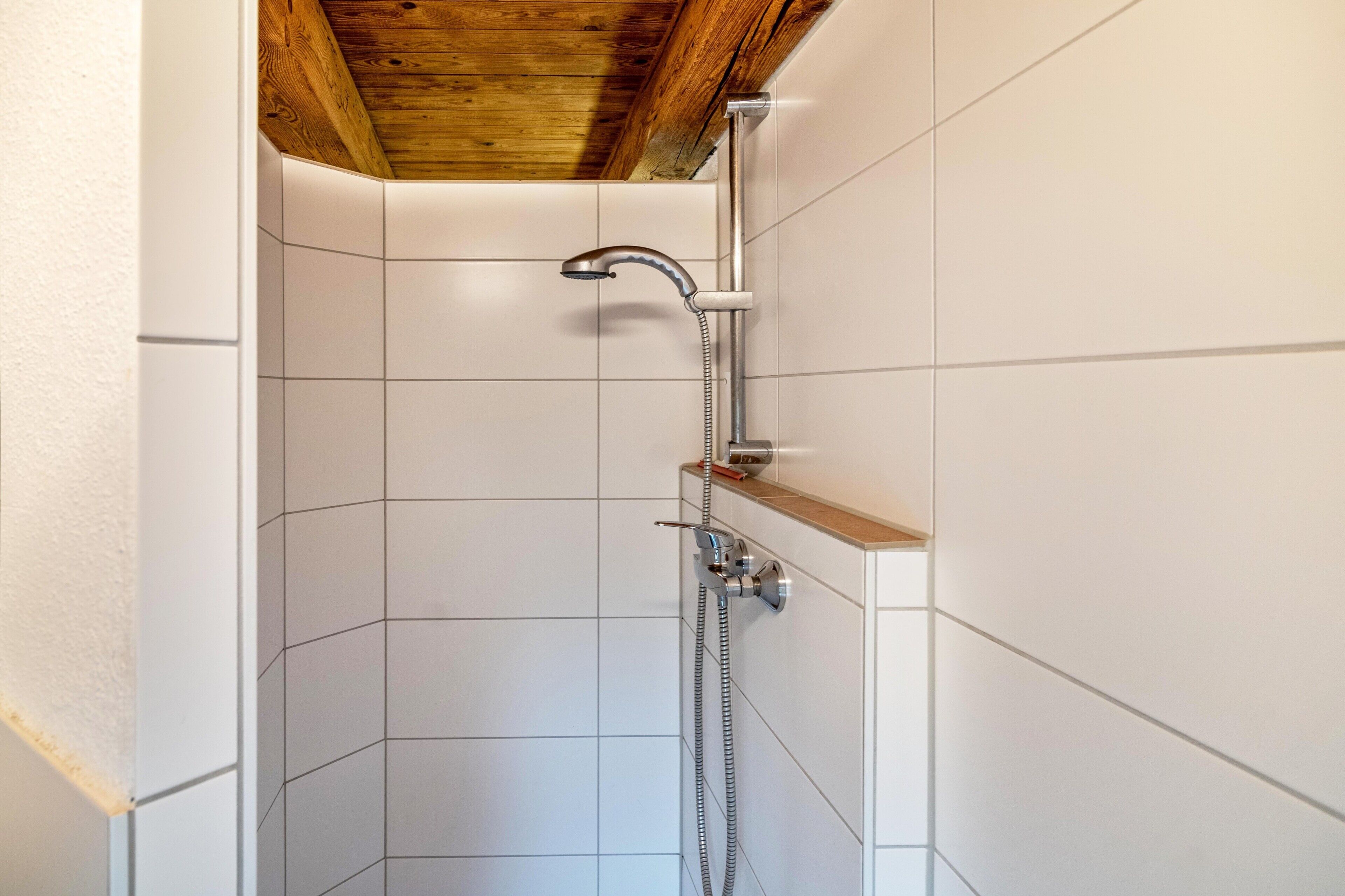 Douche, articles de toilette gratuits, sèche-cheveux