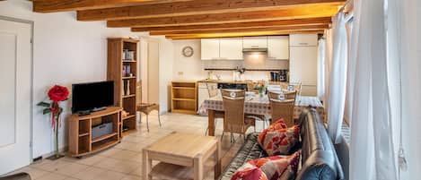 TV, fireplace, stereo