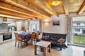 Un interno moderno con zona pranzo, divano e cucina.