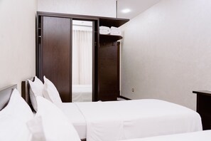 Classic-Doppel- oder -Zweibettzimmer | Schreibtisch, laptopgeeigneter Arbeitsplatz, schallisolierte Zimmer