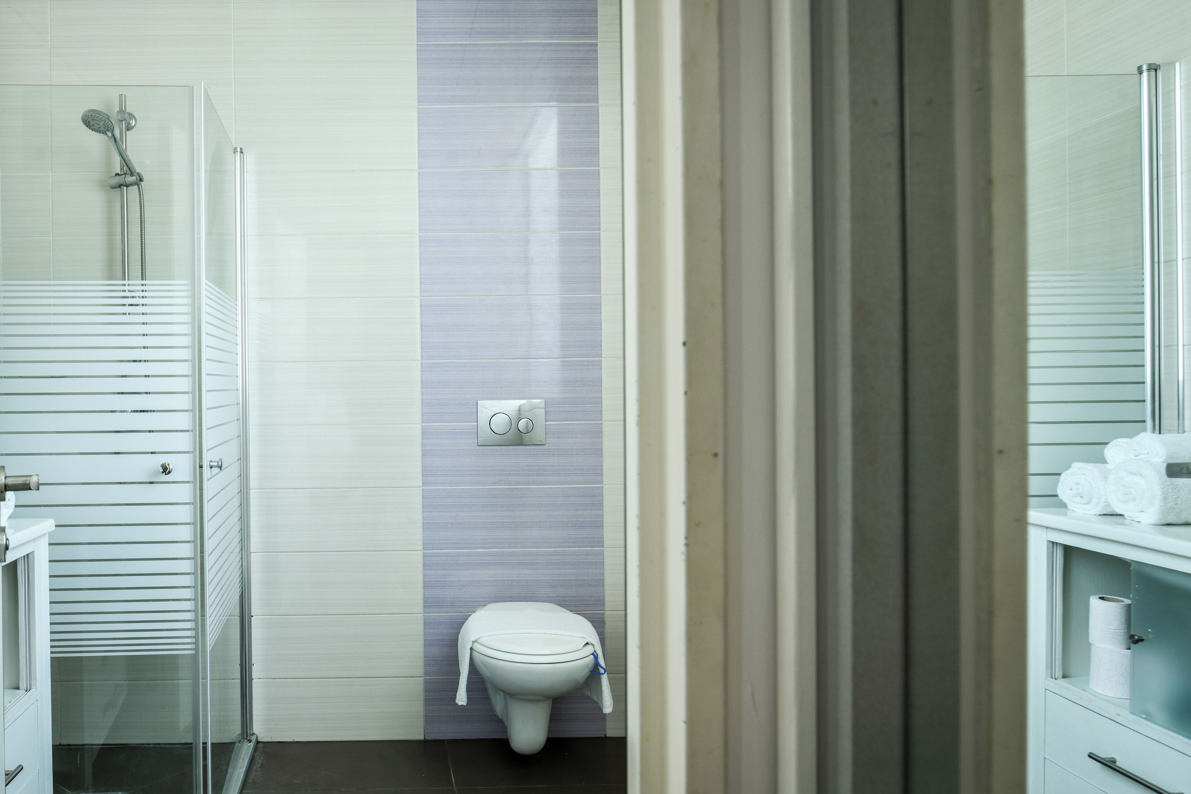 Studio | Bathroom | Shower, free toiletries, hair dryer, towels