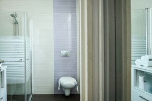 Studio | Bad | Dusj, toalettartikler (inkludert), hårføner og håndklær