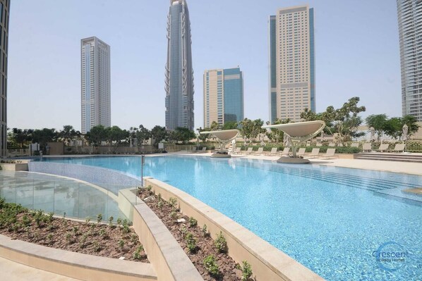 Alberca al aire libre y alberca climatizada