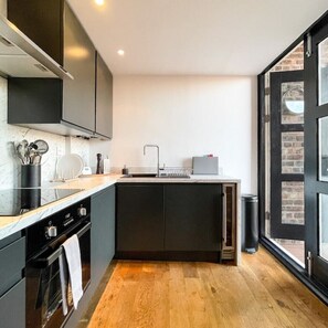 ثلاجة، ميكرو ويف، فرن، موقد طهي مسطح