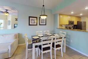 Dining - Your Dream Getaway in Treasure Island. Heated Pool. Beachfront Tiki Bar. Hot Tub. On-site Cafe. (Treasure Island)