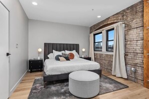 6 bedrooms, desk, iron/ironing board, WiFi