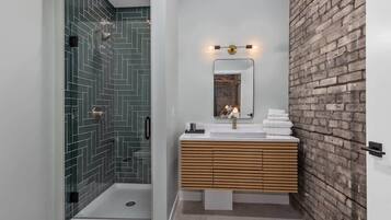 Douche, sèche-cheveux, serviettes fournies, shampoing