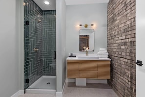 Een douche, een haardroger, handdoeken, shampoo