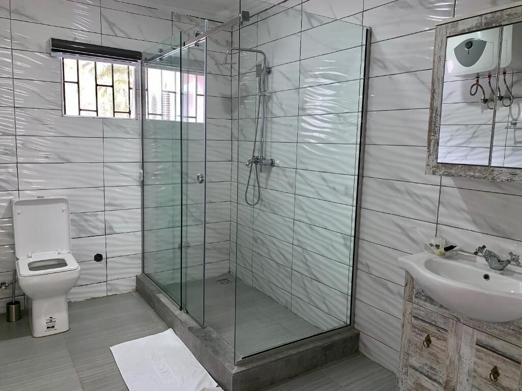 Classic Double Room | Bathroom | Free toiletries, hair dryer