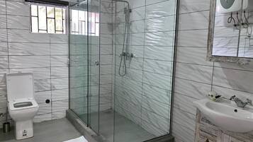 Classic Double Room | Bathroom | Free toiletries, hair dryer
