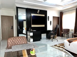 Executive Double Room | Egyptian cotton sheets, premium bedding, desk, laptop workspace - UrbaN RootZ  (Abuja)