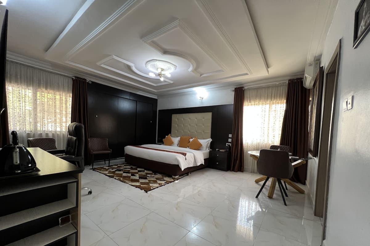 Executive tweepersoonskamer | Lakens van Egyptisch katoen, luxe beddengoed, een bureau