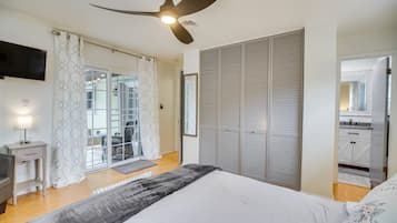 3 bedrooms, desk, iron/ironing board, travel crib