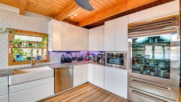 Geladeira, micro-ondas, cooktop, lava-louças