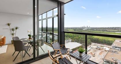 Chic 1-Bed with Pool by River, Ferry & Amenities