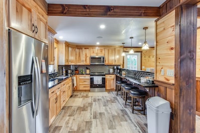 Houtzdale Home w/ Shuffleboard & Pickleball!