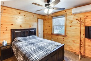 6 bedrooms, desk, WiFi, bed sheets