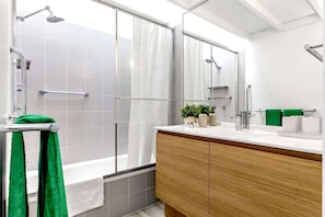 Dusche, Haartrockner, Handtücher, Shampoo