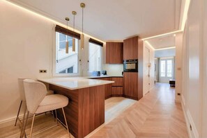 Refrigerador, microondas, horno, placa de cocina