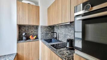 Geladeira, fogão, cooktop, cafeteira/chaleira