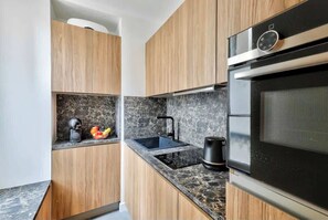 冷蔵庫、オーブン、コンロ、コーヒー / ティーメーカー