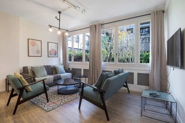 TV - Appartement neuf pour 8 personnes, 3 chambres (Paris)